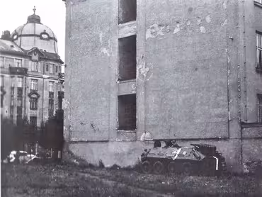 Sovětský obrněný transportér na Leninově třídě (nyní třída Svobody). Státní okresní archiv v Olomouci.